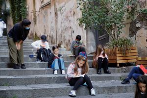 Alunni di Napoli che fanno lezione per la strada, distanziati, dopo la chiusura delle scuole in Campania (foto Reuters).