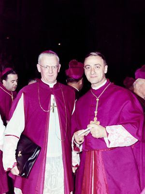 Monsignor Bettazzi (a destra) giovane padre conciliare con l’inglese John Heenan (1905-75), arcivescovo cattolico di Westminster.