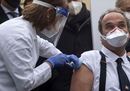 Primi vaccini a Torino, il primario dà l'esempio