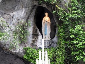 La Grotta di Lourdes. Foto Ansa. 