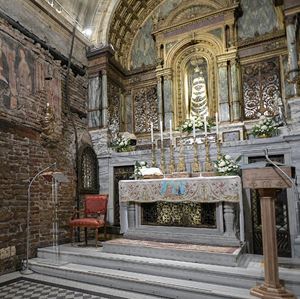 La Santa Casa di Loreto. Foto Ansa  Nel montaggio di copertina e in alto: la Santa Casa di Loreto (a sinistra) e la Grotta di Lourdes. Fotografie dell'agenzia di stampa Ansa.