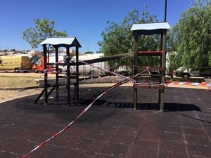 In questa foto d'archivio dell'agenzia Ansa (9 giugno 2017), l'area giochi per bambini interna al mercato di via de Ribera, nel quartiere San Paolo di Bari, incendiato da alcuni vandali.