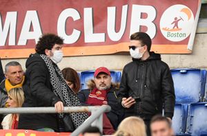 Allo stadio con le mascherine (Reuters/Alberto Lingria)