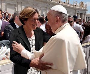 Andreana Bassanetti, fondatrice di Figli in Cielo, incontra Papa Francesco il 17 giugno 2015, in occasione della catechesi dedicata alle famiglie che hanno perso un figlio o una persona cara.. Sopra: il cardinale Camillo Ruini, assistente spirituale dell'Associazione (foto Ansa). . 