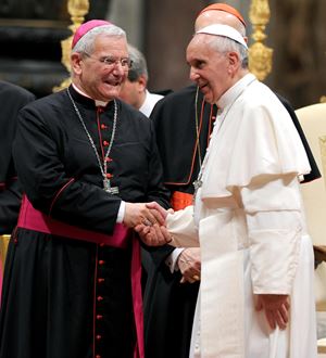 Papa Francesco con il vescovo di Bergamo, mons. Francesco Beschi (Ansa)