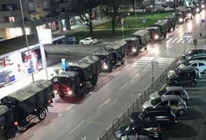 Mezzi militari portano fuori da Bergamo morti per coronavirus affinché vengano cremati in altre città. Foto Ansa. Le altre immagini di questo servizio sono dell'Esercito o dell'Ordinariato militare. 