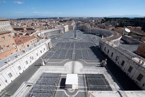 Una veduta di piazza San Pietro deserta in questi giorni (Ansa)