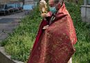 Coronavirus, l'arcivescovo di Milano porta l'Eucaristia al Policlinico e benedice i malati