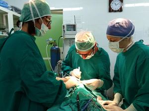 Il dottor Puccio durante un intervento chirurgico maxillofacciale in Etiopia.