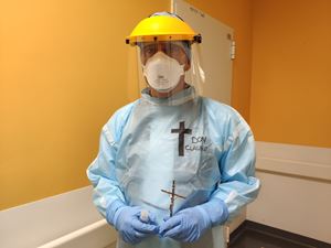 Don Claudio prima di visitare i pazienti Covid nella clinica Humanitas Gavazzeni di Bergamo