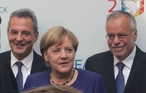 Angela Merkel con Andrea Riccardi e Marco Impagliazzo durante la visita alla Comunità di Sant'Egidio nel 2015