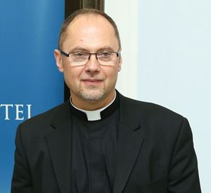 Monsignor Slawomir Oder, 59 anni. 
