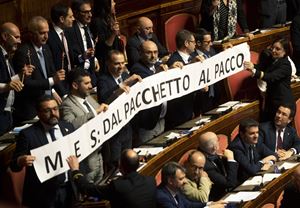 I senatori della Lega protestano in Aula contro il MES il 6 febbraio scorso (Ansa) I senatori della Lega protestano in Aula contro il MES il 6 febbraio scorso (Ansa)