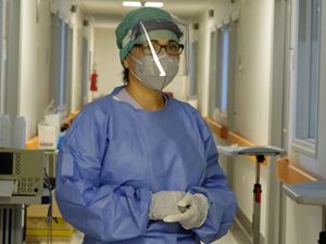 Un'infermiera nel reparto Covid-19 ostetricia negli Spedali Civili di Brescia, durante lìepidemia di coronavirus (foto Ansa)