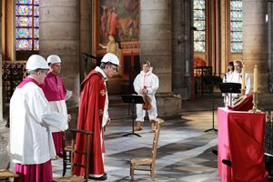 L'arcivescovo di Parigi, monsignor Michel Aupetit, durante la venerazione della Croce a Notre Dame, il 10 aprile, Venerdì Santo. Foto dell'agenzia di stampa Reuters.