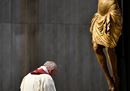 Venerdì Santo, papa Francesco si prostra a terra davanti alla Croce