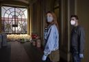 Coronavirus, la distribuzione dei pacchi alimentari della Caritas a Torino