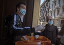 Coronavirus, la fila alla mensa di Sant'Antonio a Torino