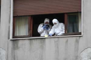 La polizia scientifica alla finestra dell'appartamento di Silvia Romano contro la quale, mercoledì 13 maggio, sono state lanciate bottiglie di vetro.