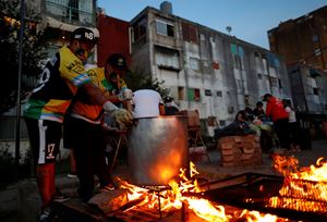 Preparazione e distribuzione del cibo per i più bisognosi nelle villas miserias di Buenos Aires "assediate" dalla pandemia e dalla povertà. Foto Reuters. 