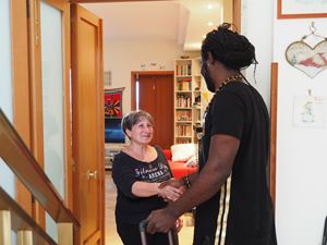 Ada accoglie Brice in casa sua a Mola di Bari (foto Refugees Welcome Italia).