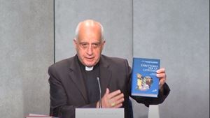 Monsignor Rino Fisichella, 68 anni, con la nuova edizione del Direttorio pe la catechesi (foto tratta dal sito Vaticannews.va) 