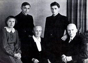 Una foto di famiglia di papa Ratzinger: il padre Joseph (a destra) e la madre Maria (a centro) e i due figli Georg (a sinistra), e Joseph junior (a destra)