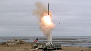 Il lancio di un missile americano a San Nicolas, in California, durante un'esercitazione svoltasi il 18 agosto 2019. Foto Reuters. 