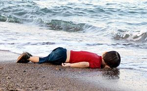 il corpo del piccolo Alan Kurdi sulla spiaggia turca di Bodrum