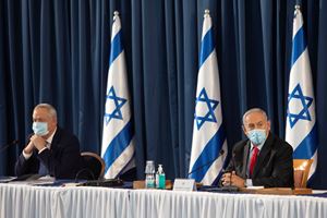 Benny Gantz (sinistra, 61 anni)  e Benjamin Netanyahu (destra, 70), il 14 giugno 2020 attendono l'inizio della riunione del Consiglio dei ministri israeliano. Foto Reuters. 
