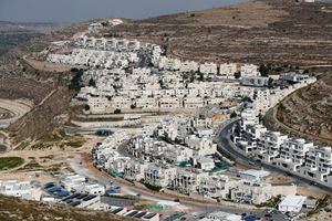 Insediamenti israeliani sorti nelle aree di Givat Zeev e Ramat Givat Zeev nella Cisgiordania occupata in una foto scattata il 30 giugno 2020. Foto Reuters. 