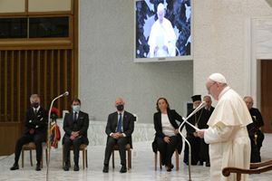 Un momento dell'udienza di oggi. A lato del Papa, da destra, il ministro dell'Interno, Luciana Lamorgese, 67 anni, e il Capo della Polizia, Franco Gabrielli, 60.  (foto Vatican Media - Osservatore Romano)  .  