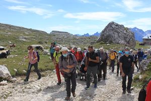 I volontari che aiutano Davide Modesto a salire a forcella Lavaredo (foto D. Blezza)