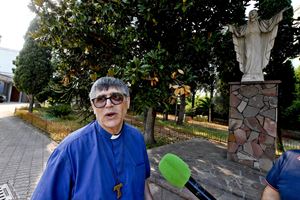 Padre Maurizio Patriciello è il parroco del quartiere Parco Verde di Caivano, a Napoli (Ansa)