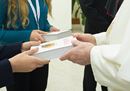 Domenica della Parola, il Papa consegna la Bibbia al calciatore Pellegrini e altri fedeli