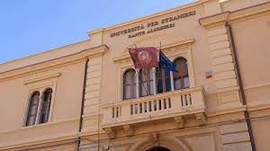 L'Università per stranieri Dante Alighieri di Reggio Calabria. Sopra e in copertina: Marcello Semeraro, oggi 73 anni, cardinale,  prefetto della Congregazione delle cause dei santi, con papa Francesco, oggi 84, in una foto d'achivio scattata il 5 ottobre 2015 (Ansa).