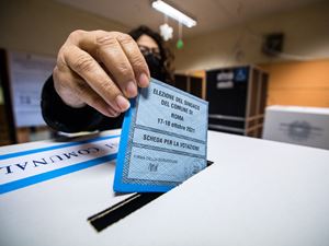 Operazioni di voto durante il ballotaggio per il Sindaco di Roma alle comunali 2021 (foto ANSA)