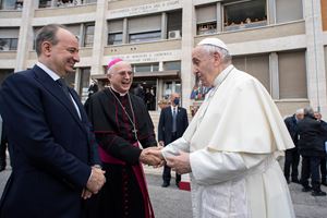 Francesco con il rettore dell'Università Cattolica Franco Anelli e con l'assistente ecclesiastico monsignor Claudio Giuliodori. 
