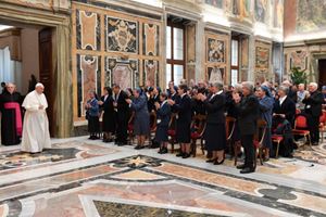 Papa Francesco, 85 anni il 17 dicembre, entra nella Sala Clementina  per l'udienza alla Famiglia Paolina. Tutte le foto di questo servizio sono dell'Osservatore Romano/Vatican news. 