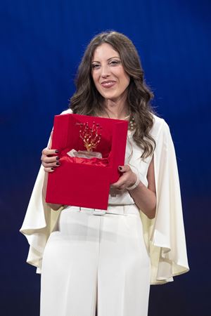 L'astrobiologa Teresa Fornaro con il Premio "Marisa Bellisario" ricevuto lo scorso luglio (Ansa)