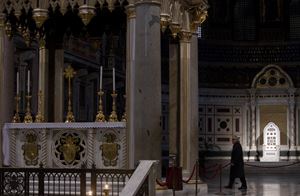 La cattedra del Papa, che è Vescovo di Roma, nella Basilica di San Giovanni in Laterano (Ansa)