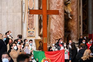Un momento del passaggio dei simboli della Gmg tra Panama e Lisbona, in San Pietro, il 22 novembre 2020. Foto Reuters. In alto: papa Giovanni Paolo II alla Gmg di Parigi, il 21 agosto 1997. Foto Reuters. 