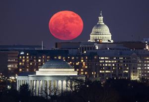 Una "superluna" nel cielo di Washington. Foto Ansa/Epa