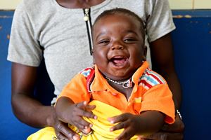 Soro Issuf, un bambino di 5 anni, sta aspettando il suo turno per essere vaccinato  in Costa d'Avorio (foto Unicef).