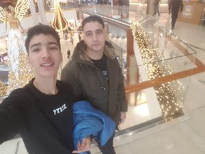 Othmane Mounsif, 18 anni, con suo padre Hamid, suo compagno di classe.