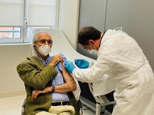 Renzo Piano si vaccina a Genova, dove è già partita la somministrazione agli over 80.
