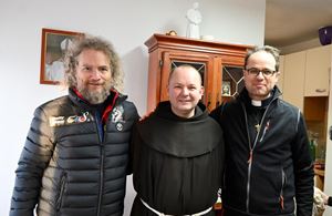 da sinistra, don Edy Savietto, il frate croato Dragan e don Emanuele Cuccarollo.