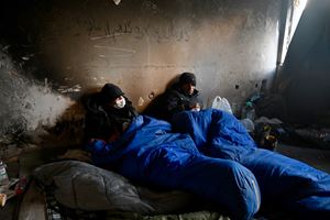 Due profughi in una casa diroccata nei dintorni di Bihac.