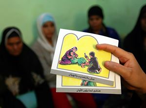 Attività di sensibilizzazione contro le Mgf in Egitto. In questo Paese la pratica è legalmente proibita, ma continua ad essere attuata (foto Reuters).