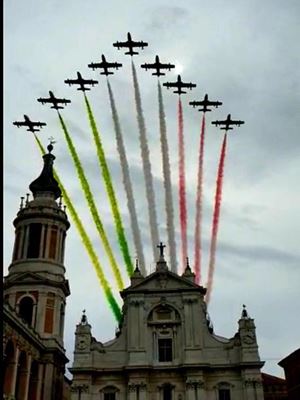 Le Frecce tricolori sorvolano la Basilica di Loreto il 31 maggio 2020. Foto Ansa. 